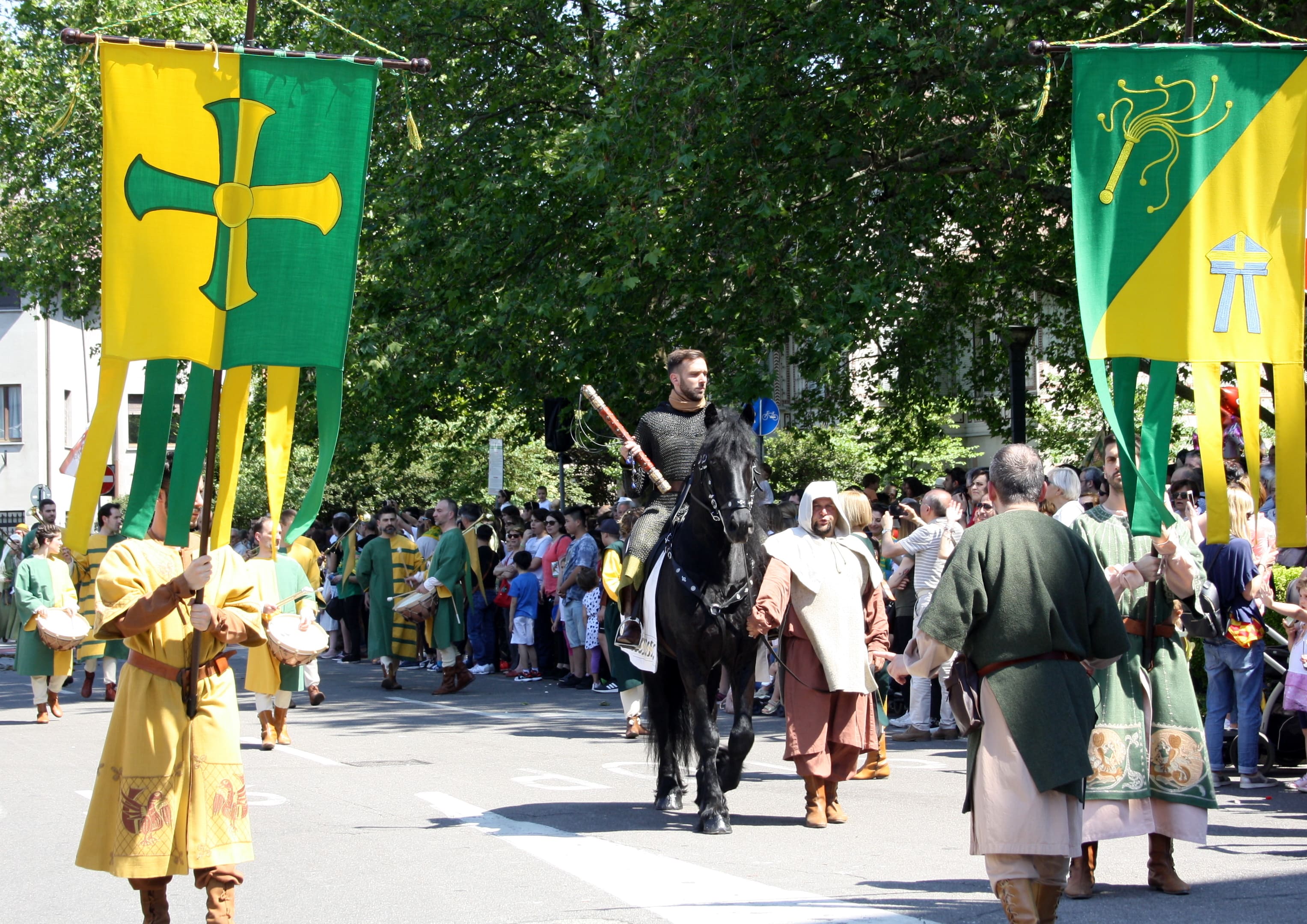 Palio di Legnano_Contrada Sant’Ambrogio_staffile