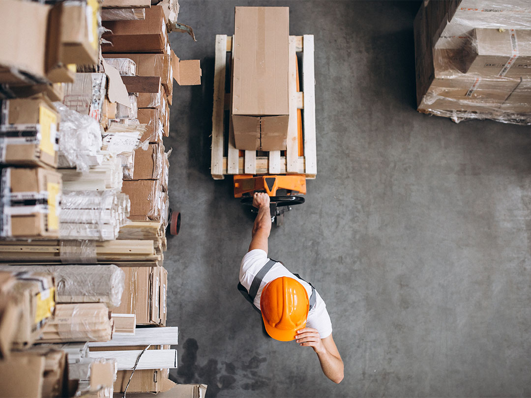 Uomo che lavora in un magazzino logistica